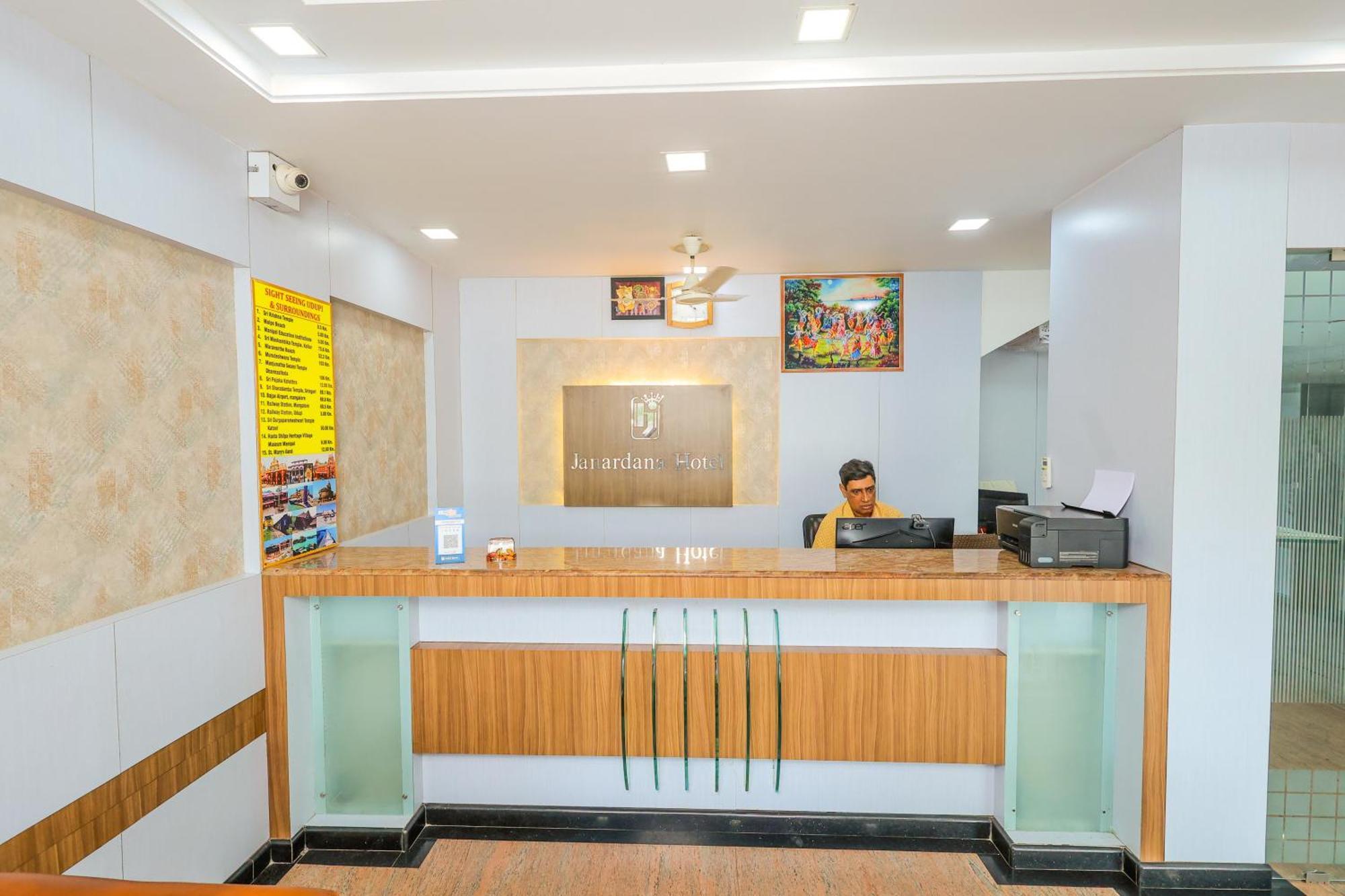 Hotel Janardana Udupi Exteriör bild